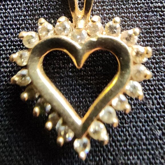 Vintage Gold Tone? Heart Pendant with 20 Stones?  Beautiful - Picture 2 of 11
